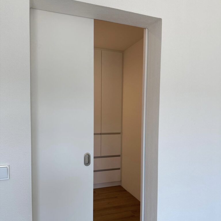 Schiebetüre in begehbaren Kleiderschrank
