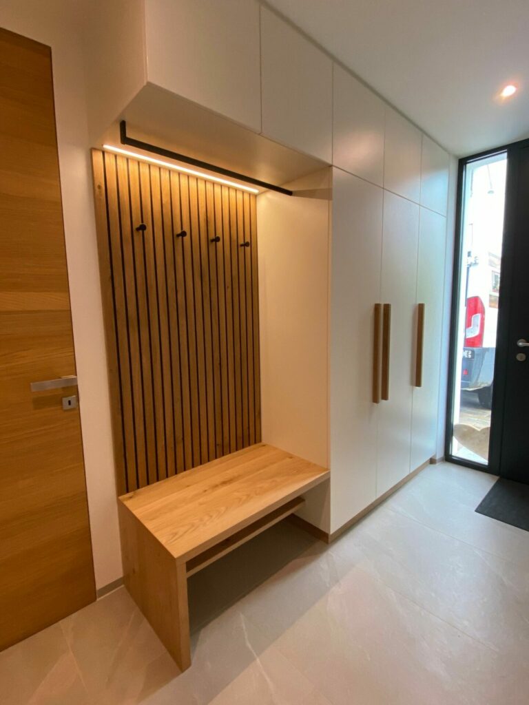 Freundlicher Eingangsbereich mit Stauraum