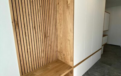 Einbaugarderobe mit Lamellenpaneel in Wildeiche