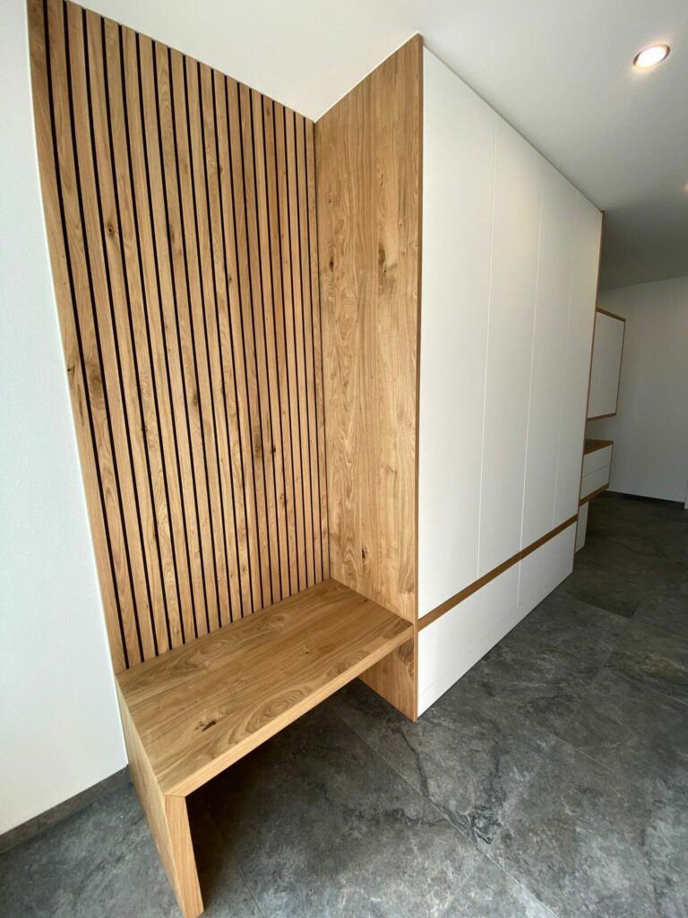 Einbaugarderobe mit Lamellenpaneel in Wildeiche