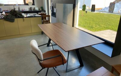 Esstisch Nussbaum in Schiffsform mit extravagantem Tischgestell