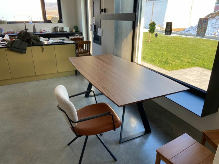 Esstisch Nussbaum in Schiffsform mit extravagantem Tischgestell