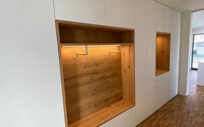 Großzügige Garderobe mit offener Nische