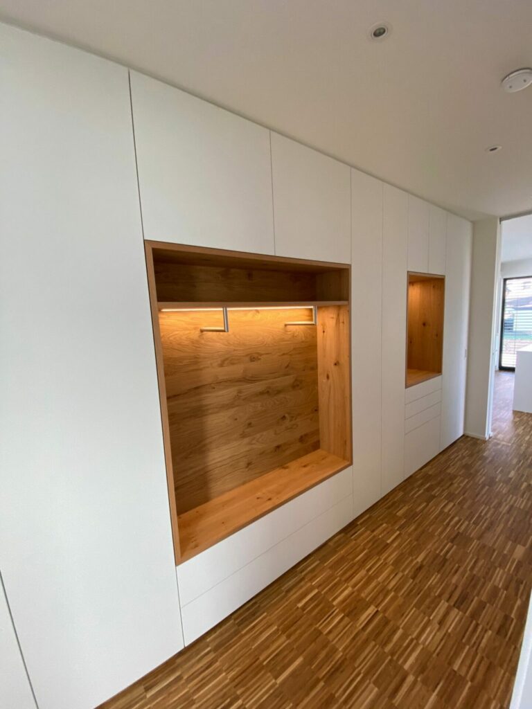 Großzügige Garderobe mit offener Nische