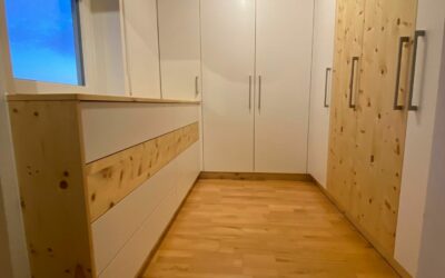 Kleiderschranklösung um kleinen Raum perfekt zu nutzen