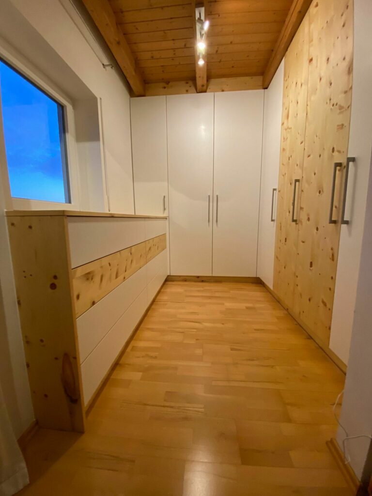 Kleiderschranklösung um kleinen Raum perfekt zu nutzen