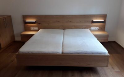 Bettanlage mit selbstgefertigten Leuchten in Eiche