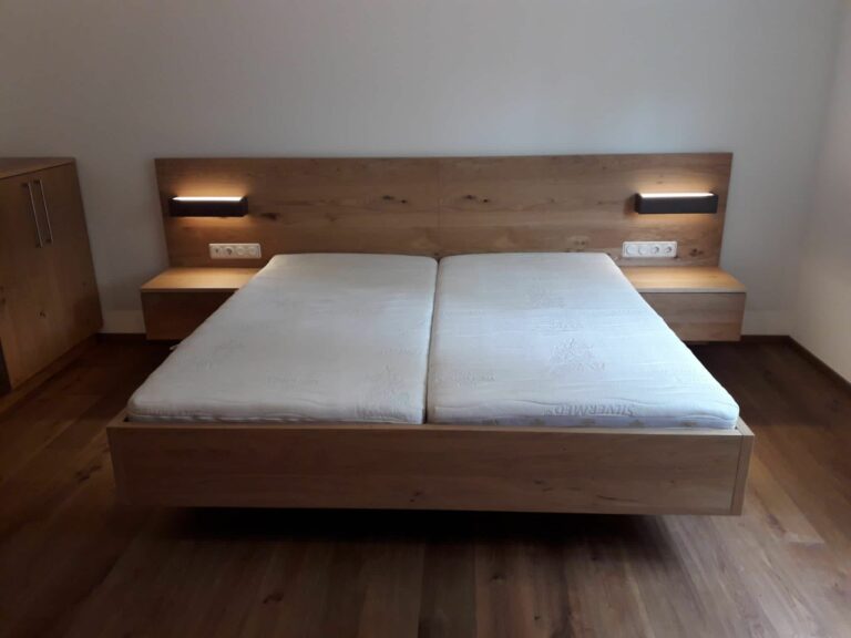 Bettanlage mit selbstgefertigten Leuchten in Eiche