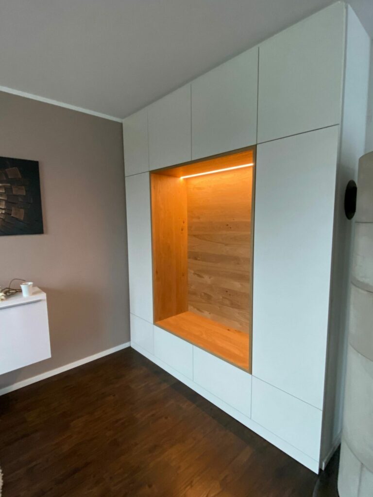 Einbauschrank mit Sitzgelegenheit