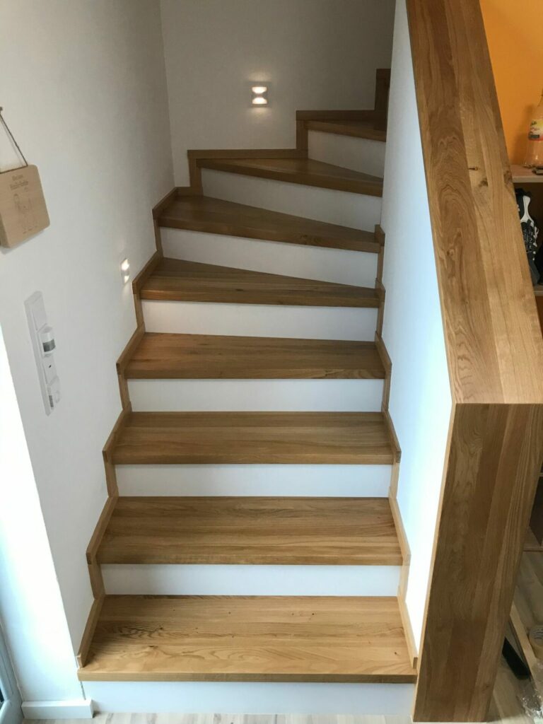Treppenbelag in Eiche mit Brüstungsabdeckung