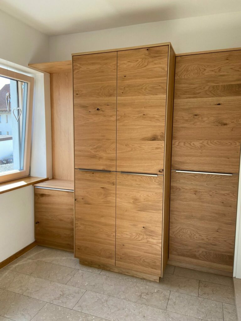 Garderobe in Wildeiche furniert