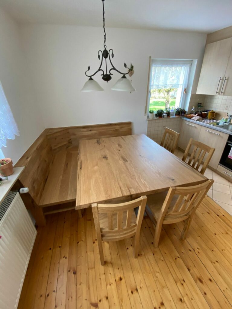Gemütlicher Essbereich in Wildeiche massiv mit Eckbank auf Maß