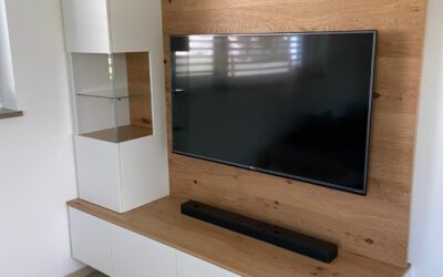 Wohnwand in Eiche/weiß mit Glasvitrine