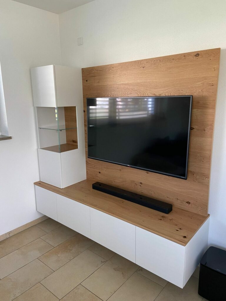 Wohnwand in Eiche/weiß mit Glasvitrine