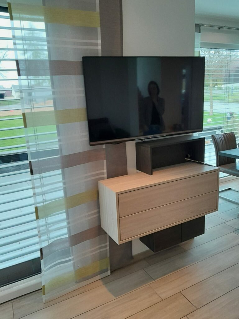 Kleines Sideboard um Kabelsalat zu vermeiden