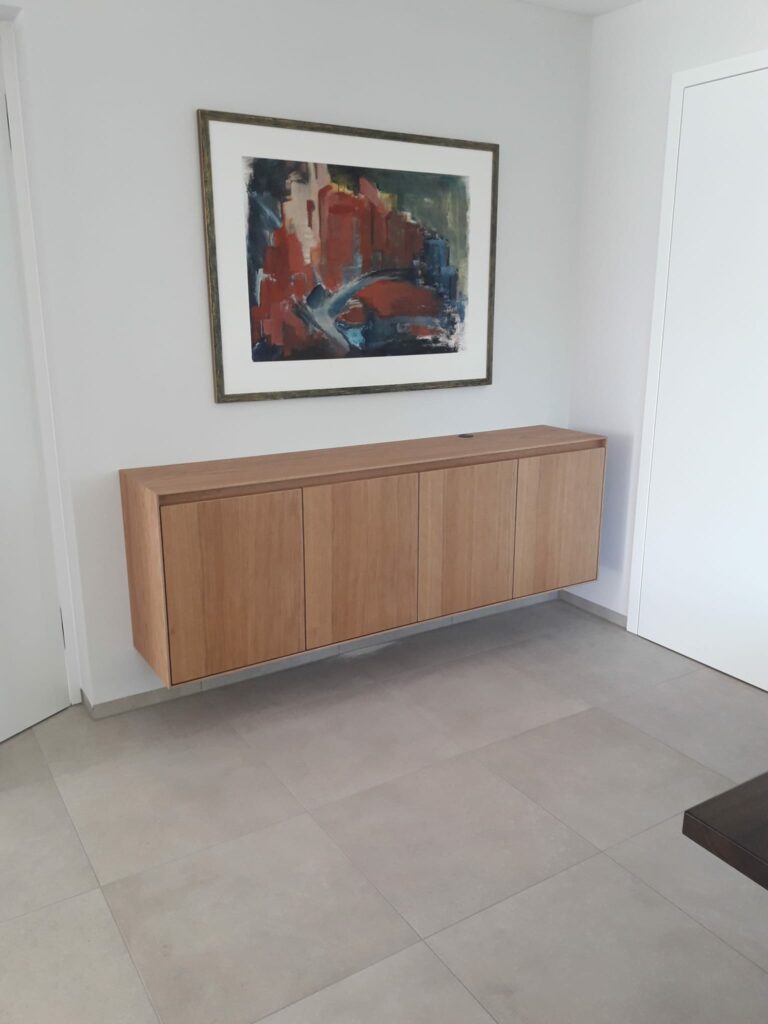 Einfaches Sideboard mit Griffmulde in Eiche