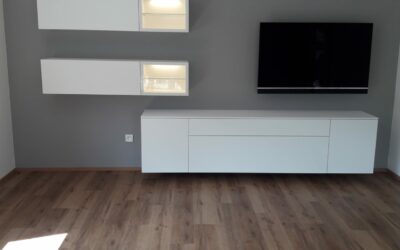 Wohnwand schlicht und elegant mit integrierter Beleuchtung