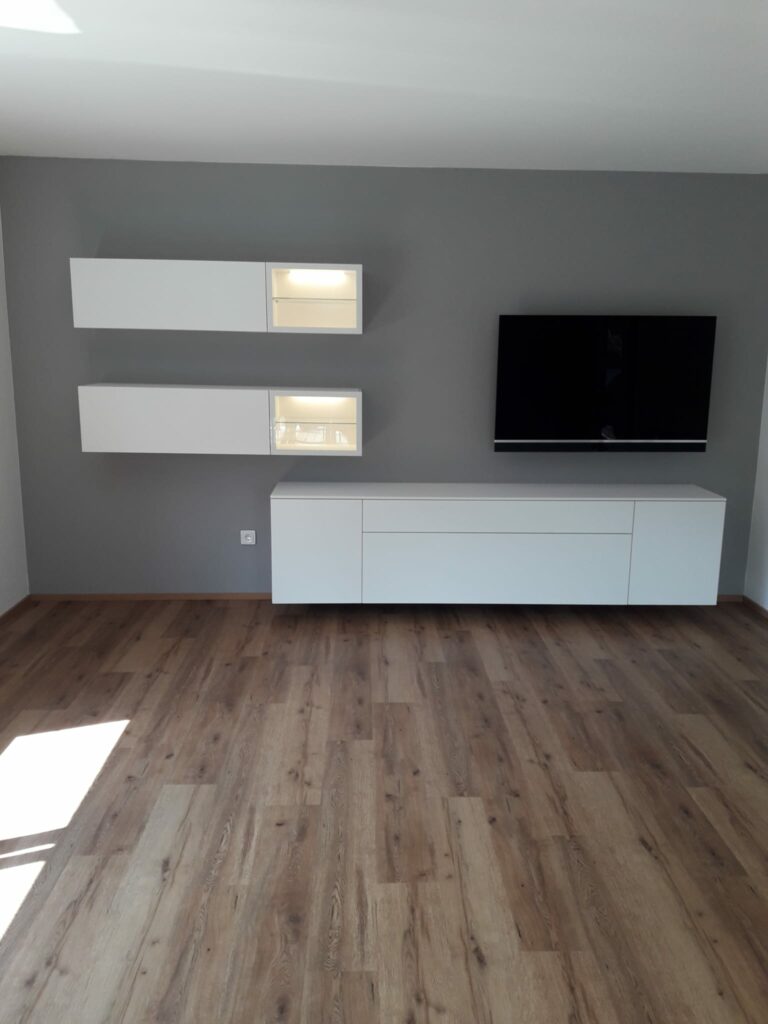 Wohnwand schlicht und elegant mit integrierter Beleuchtung