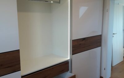 Kleiderschrank XXL mit Innenraumbeleuchtung, Schiebetüren und individueller Inneneinteilung nach Kundenwunsch