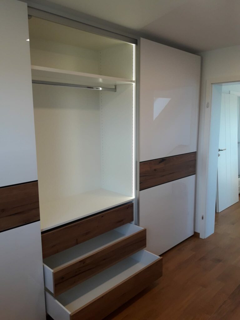 Kleiderschrank XXL mit Innenraumbeleuchtung, Schiebetüren und individueller Inneneinteilung nach Kundenwunsch