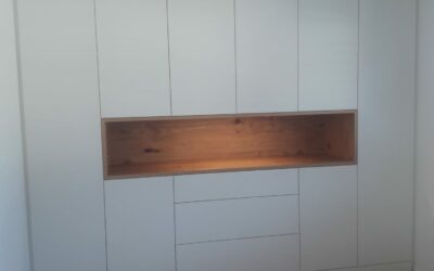 Büroschrank mit offener Nische als Blickfang