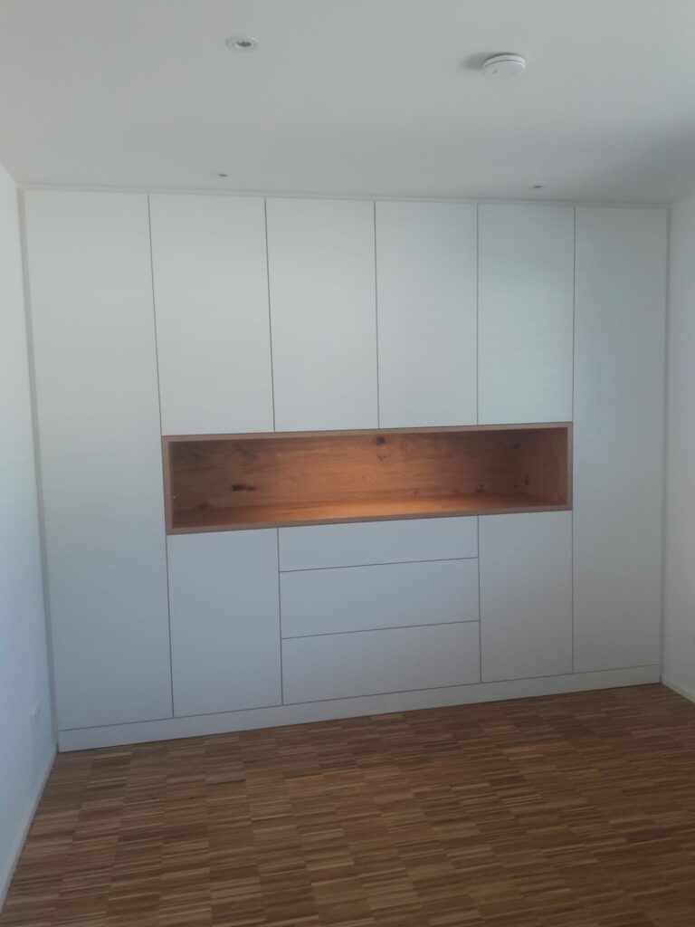 Büroschrank mit offener Nische als Blickfang