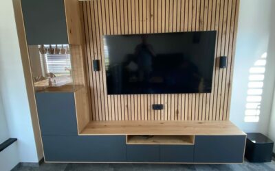 Moderne Wohnwand mit Lamellenpaneel