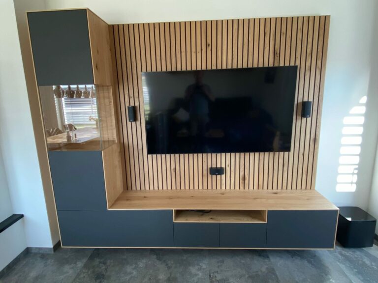 Moderne Wohnwand mit Lamellenpaneel