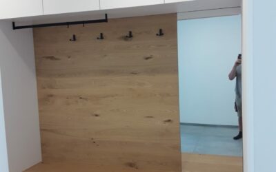 Einbaugarderobe mit integriertem Spiegel