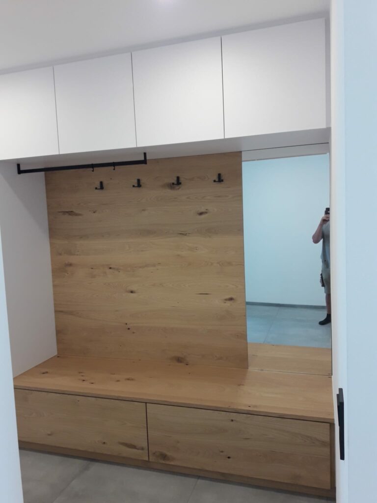 Einbaugarderobe mit integriertem Spiegel