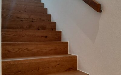 Schlichte Treppe mit formschönem Handlauf