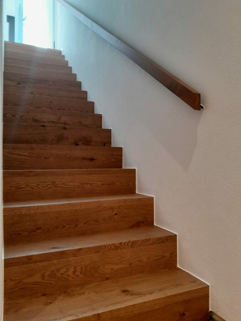 Schlichte Treppe mit formschönem Handlauf