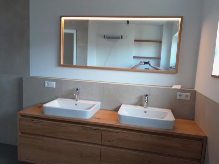 Badmöbel in Risseiche Echtholzfurniert mit Griffmulden