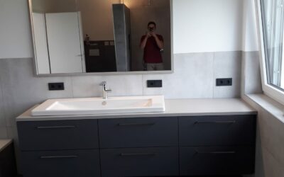 Großzügiger Waschtischunterschrank, darüber eingelassener Spiegelschrank