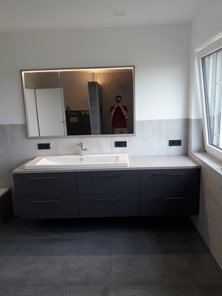Großzügiger Waschtischunterschrank, darüber eingelassener Spiegelschrank