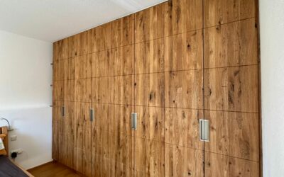 Rustikaler Einbauschrank in Eiche massiv mit Querrille