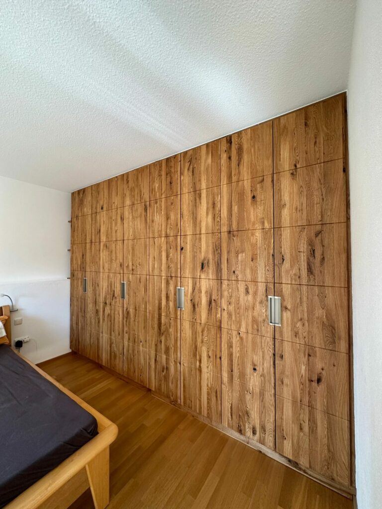 Rustikaler Einbauschrank in Eiche massiv mit Querrille