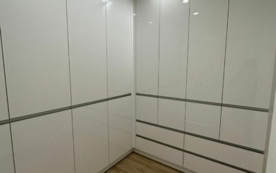 Begehbare Ankleide mit edlen Hochglanzfronten