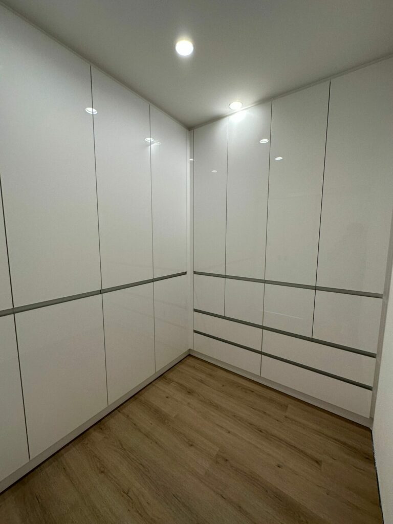 Begehbare Ankleide mit edlen Hochglanzfronten