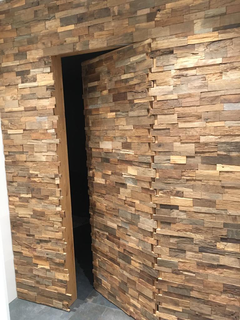 Individuelle Wandverkleidung mit integrierter „Geheimtüre“