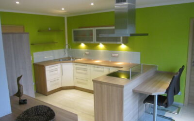 Einbauküche mit kleiner Sitzgelegenheit in Weiß – Kirschbaum