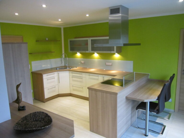 Einbauküche mit kleiner Sitzgelegenheit in Weiß – Kirschbaum