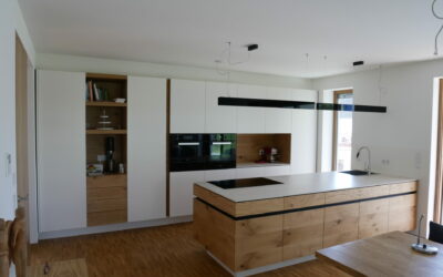 Moderne Einbauküche mit schöner Farbkombination und hochwertiger Dekton-Arbeitsplatte