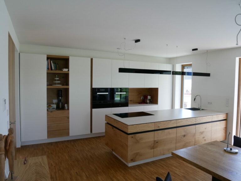 Moderne Einbauküche mit schöner Farbkombination und hochwertiger Dekton-Arbeitsplatte