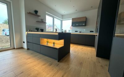 Küche in Graphitgrau mit edlen Lichtdetails