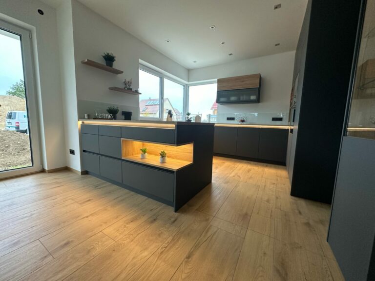 Küche in Graphitgrau mit edlen Lichtdetails